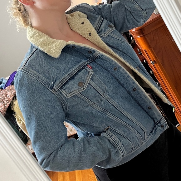 Levi’s women’s jean jacket w/ fleece lining in light denim - Picture 2 of 6
